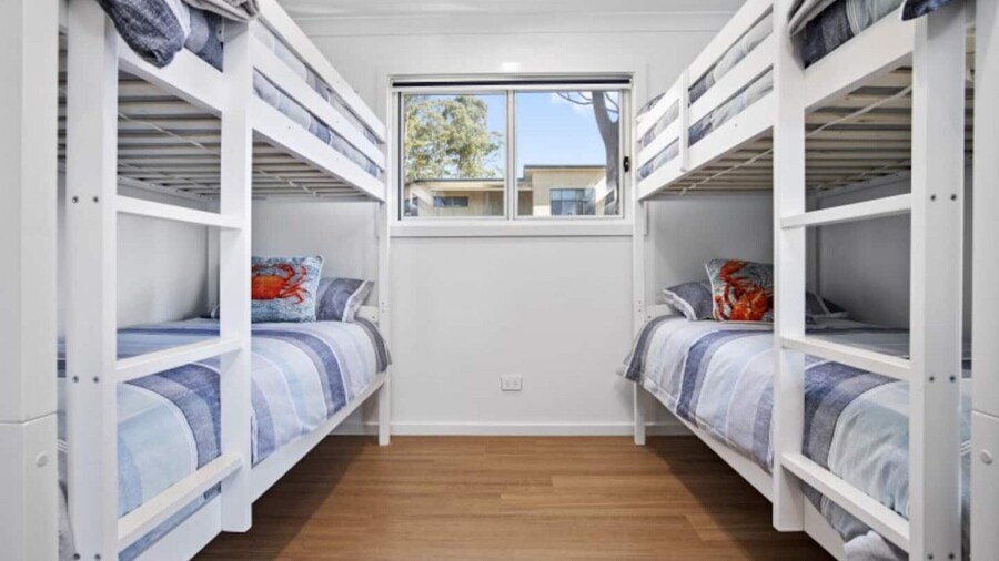 3-bed Coastal Getaway With Direct Beach Access