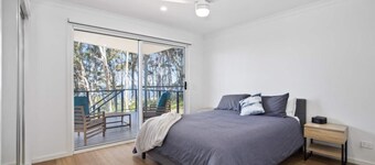 3-bed Coastal Getaway With Direct Beach Access