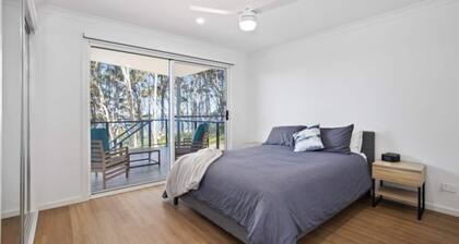 3-bed Coastal Getaway With Direct Beach Access