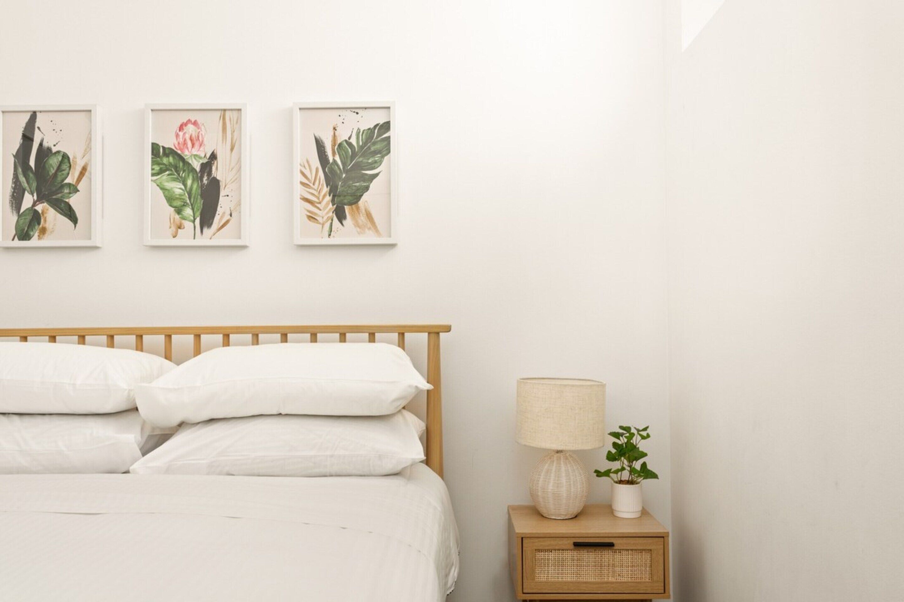 2 عدّة غرف نوم ومكواة/لوح كي وملاءات أسرّة