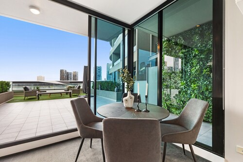 Impeccably Chic 2-bed With Views & Fab Amenities