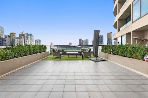 Impeccably Chic 2-bed With Views & Fab Amenities