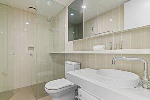 Apartment | Bathroom | Towels - Modern 1-bed Apartment Close to Attractions (Melbourne)