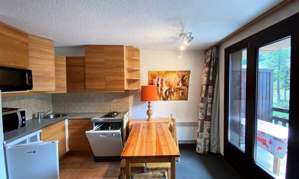 Fridge, microwave, oven, dishwasher - Comfortable 4-bed Apartment Located on the Slopes in Risoul (Risoul)