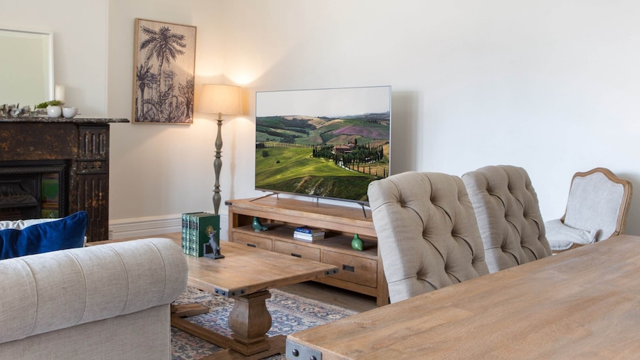 Central 2-bed Apartment With Private Parking