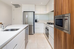 Apartment | Private kitchen | Cookware/dishes/utensils - Spacious 1-bed With View in Central Location (Canberra)