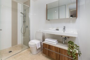 Apartment | Bathroom | Bathtub, soap - Spacious 1-bed With View in Central Location (Canberra)
