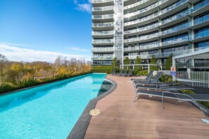 Outdoor pool - Spacious 1-bed With View in Central Location (Canberra)