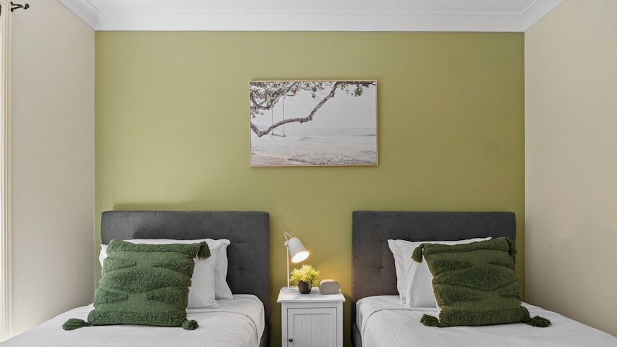 Spacious 4-bed Family Retreat With Pool