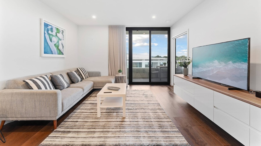 Perfect Location 1-bed With Balcony, BBQ & Parking