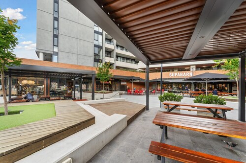 Perfect Location 1-bed With Balcony, BBQ & Parking