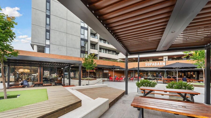 Perfect Location 1-bed With Balcony, BBQ & Parking
