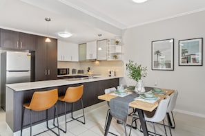 Apartment | Private kitchen - Central Cosy 2-bed With Pool and Near QUT & CBD (Brisbane)