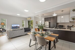 Private kitchen - Central Cosy 2-bed With Pool and Near QUT & CBD (Brisbane)