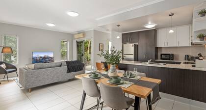 Central Cosy 2-bed With Pool and Near QUT & CBD