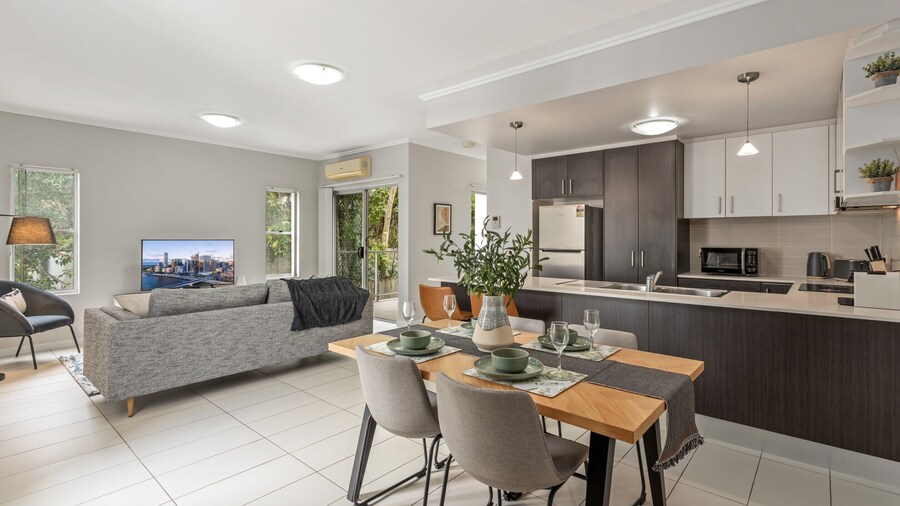 Central Cosy 2-bed With Pool and Near QUT & CBD