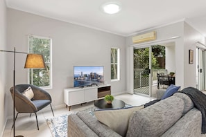 Apartment | Living room - Central Cosy 2-bed With Pool and Near QUT & CBD (Brisbane)