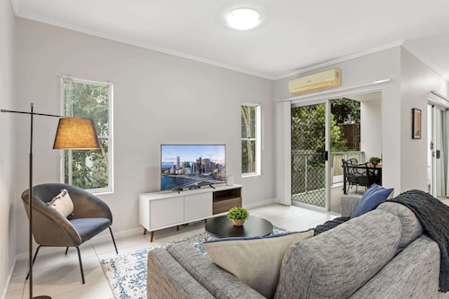 Central Cosy 2-bed With Pool and Near QUT & CBD