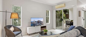 Central Cosy 2-bed With Pool and Near QUT & CBD