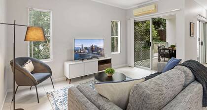 Central Cosy 2-bed With Pool and Near QUT & CBD