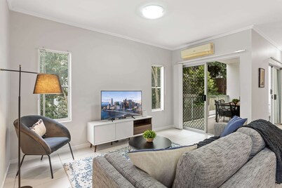 Central Cosy 2-bed With Pool and Near QUT & CBD