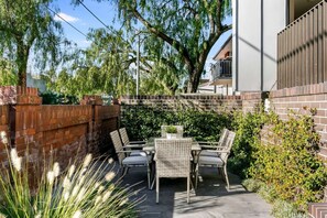 Outdoor dining - Impeccable 3-bed Home Near the Beach (Sydney)