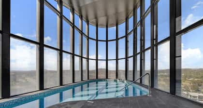 Chic 1-bed With Stunning Lake View & Indoor Pool