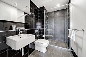 Apartment | Bathroom | Towels, soap - Chic 1-bed With Stunning Lake View & Indoor Pool (Canberra)