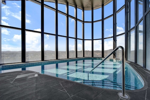 Chic 1-bed With Stunning Lake View & Indoor Pool