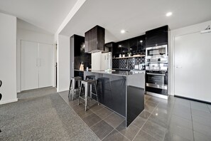 Căn hộ | Bếp riêng | Dụng cụ nấu nướng/bát dĩa/dao nĩa 