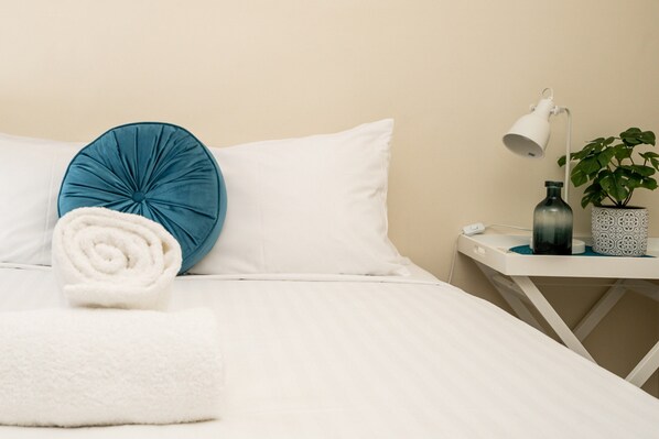 2 عدّة غرف نوم ومساحة عمل للكمبيوتر المحمول ومكواة/لوح كي وملاءات أسرّة