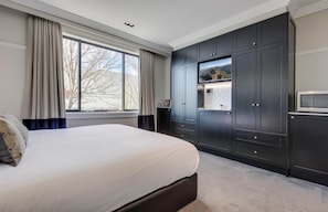 Apartment | 2 bedrooms, iron/ironing board, bed sheets