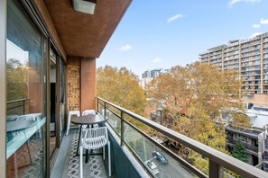 Balcony - Chic Studio With Pool Overlooking the City (Sydney)