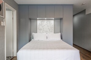 Apartment | 1 bedroom, iron/ironing board, bed sheets - Chic Studio With Pool Overlooking the City (Sydney)