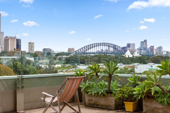Property grounds - Chic Studio With Pool Overlooking the City (Sydney)