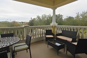 Outdoor dining - Modern 3BD Retreat | 10 Guests | Near Disney (Kissimmee)