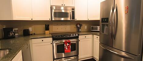 Een koelkast, een microgolfoven, een oven, een kookplaat