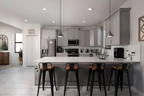 Kjøleskap, mikrobølgeovn, ovn og oppvaskmaskin