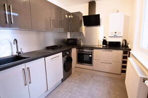 Een koelkast, een microgolfoven, een oven, een vaatwasser