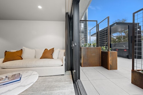 Sophisticated Inner-city 2-bed With Outdoor Dining