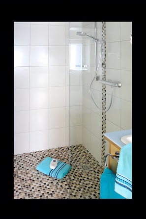 Shower - Apartment 'Ferienwohnung Helene' with Shared Garden and Wi-Fi (Uphusum)