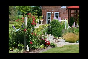 Property grounds - Apartment 'Nanny' with Shared Garden, Balcony and Wi-Fi (Uphusum)