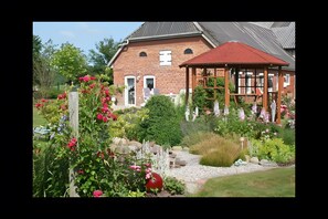 Exterior - Apartment 'Nanny' with Shared Garden, Balcony and Wi-Fi (Uphusum)