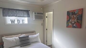 Tabla de planchar con plancha, wifi y ropa de cama