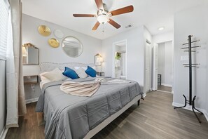 2 soverom, skrivebord, strykejern/-brett og wi-fi (inkludert)