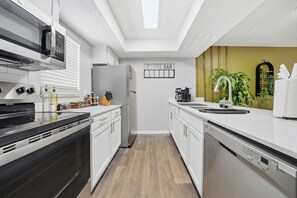 Kjøleskap, mikrobølgeovn, ovn og kokeplater