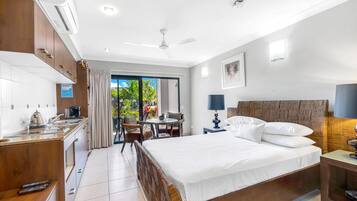 1 habitación, tabla de planchar con plancha y ropa de cama