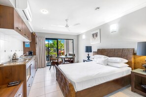 1 habitación, tabla de planchar con plancha y ropa de cama