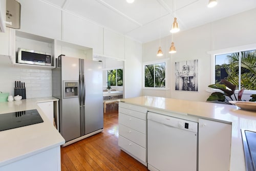 2-bed Beach House in Burleigh Heads Amidst Nature