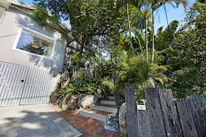Property grounds - 2-bed Beach House in Burleigh Heads Amidst Nature (Gold Coast)